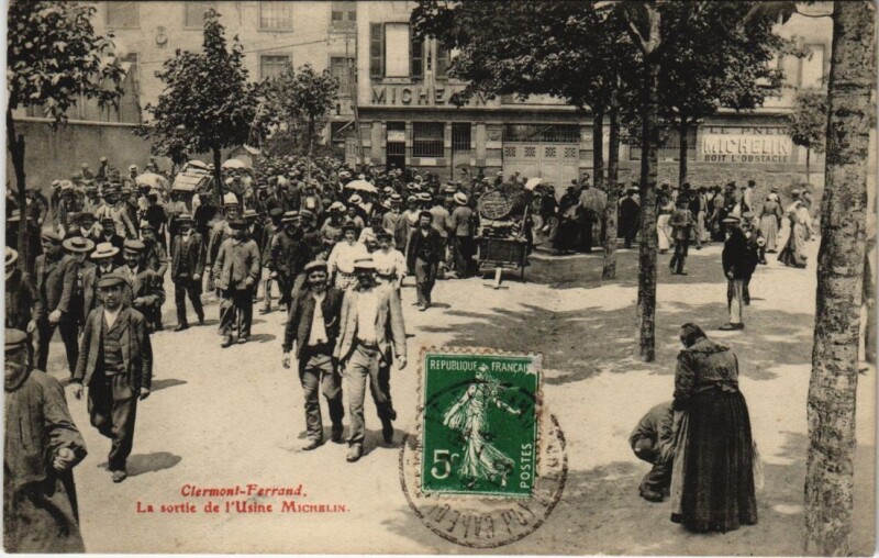 Carte postale ancienne Clermont-Ferrand - La sorite d'Usine Michelin à Clermont-Ferrand