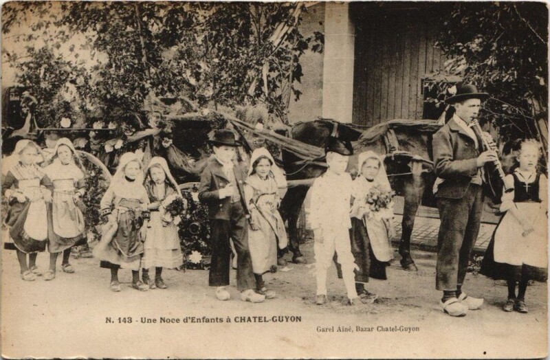 Carte postale ancienne Chatel-Guyon - Une Noce d'Enfants à Châtel-Guyon