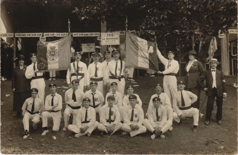 Carte postale ancienne Carte photo Clermont-Ferrand - Delegation Rouannaise et le drapeau à Clermont-Ferrand