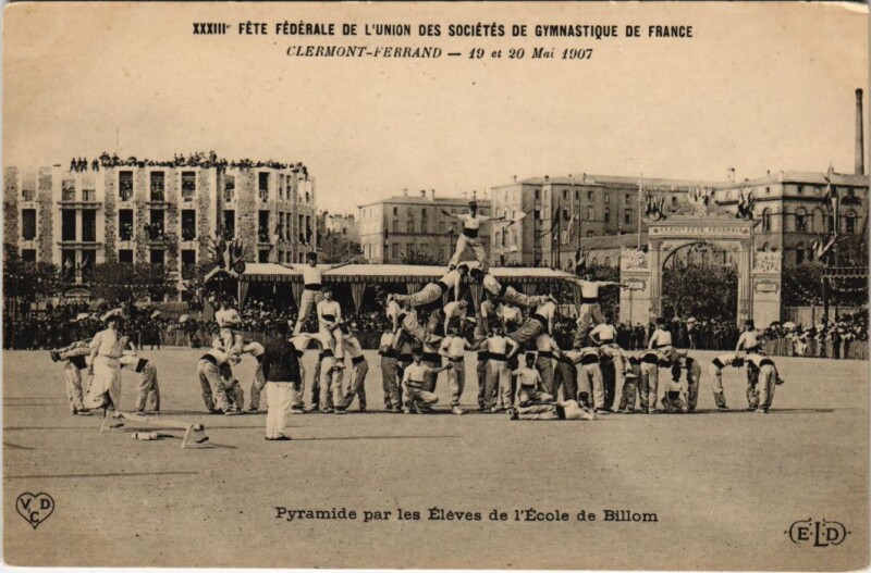 Carte postale ancienne Clermont-Ferrand - Pyramide par les Eleves de l'Ecole de Billon à Clermont-Ferrand