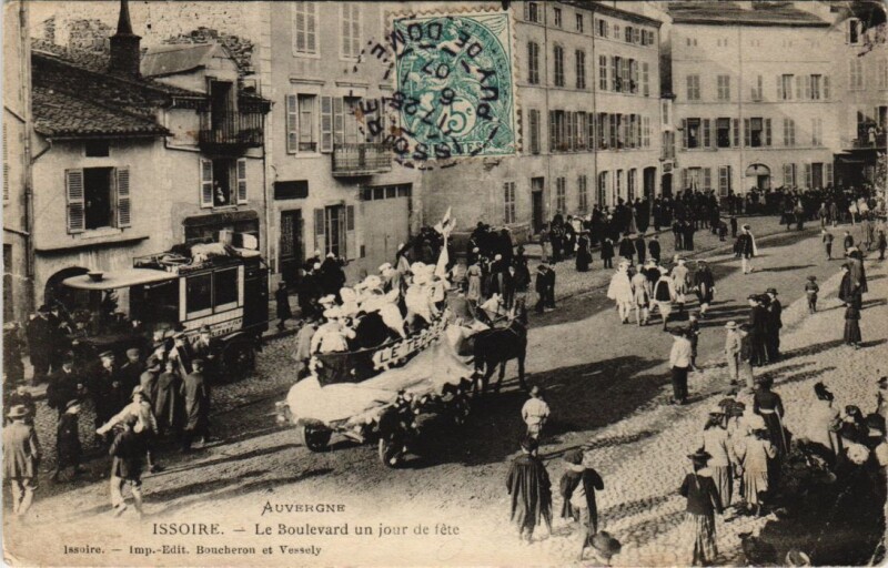 Carte postale ancienne Issoire - Le Boulevard un jour de fete à Issoire