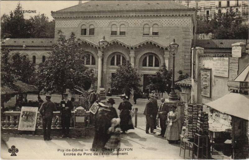 Carte postale ancienne Chatel-Guyon - Entrée du Parc de l'Etabl. à Châtel-Guyon