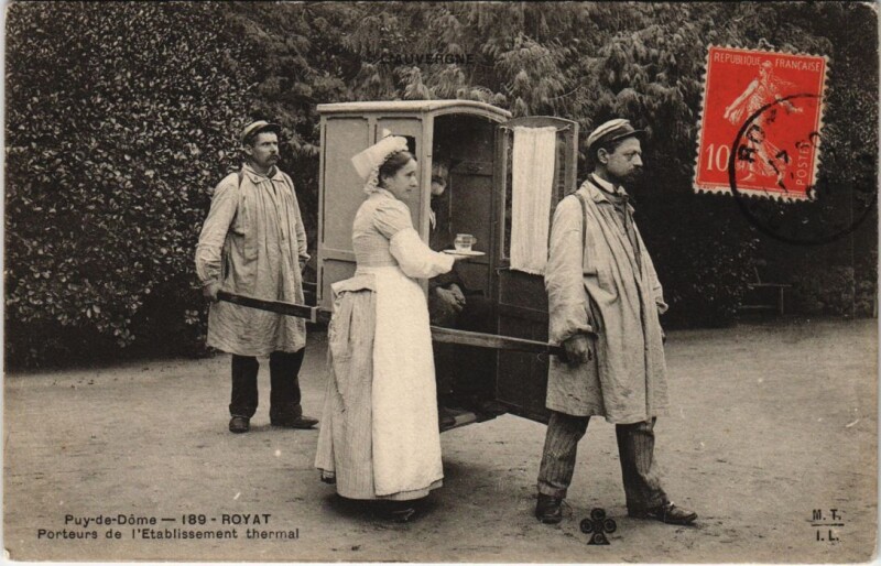 Carte postale ancienne Royat - Porteurs de l'Etabl. THERMal à Royat