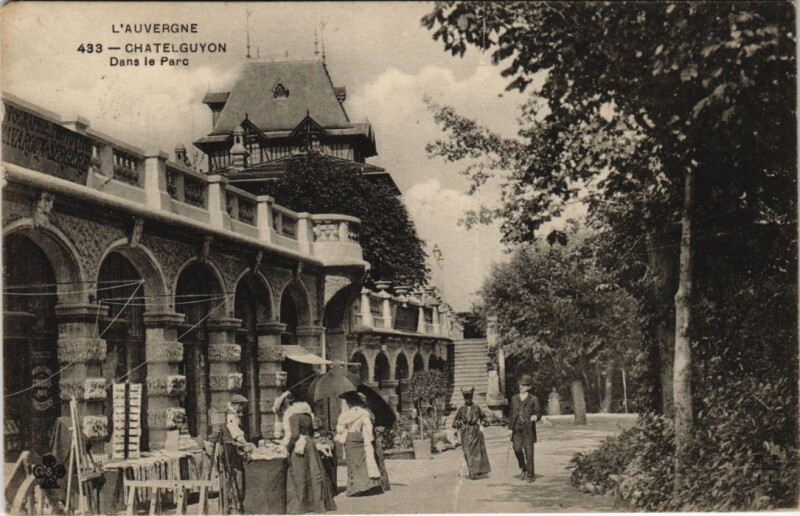 Carte postale ancienne Chatel-Guyon - Dans le Parc à Châtel-Guyon