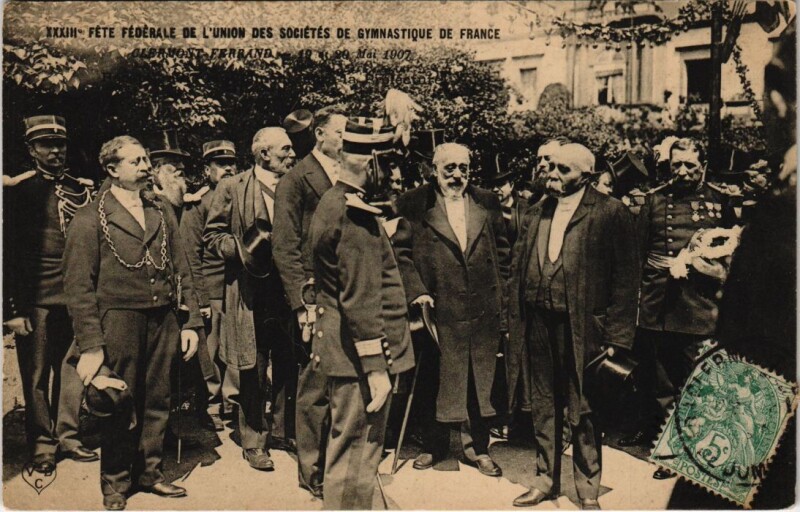 Carte postale ancienne Clermont-Ferrand - hommes politiques devant la Prefecture à Clermont-Ferrand
