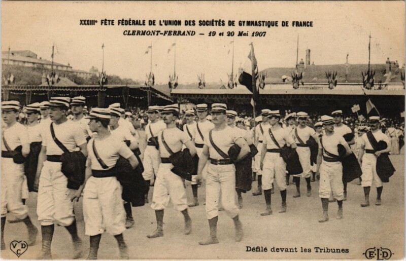 Carte postale ancienne Clermont-Ferrand - Defile devant les Tribunes à Clermont-Ferrand