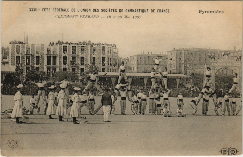 Carte postale ancienne Clermont-Ferrand - Pyramides à Clermont-Ferrand