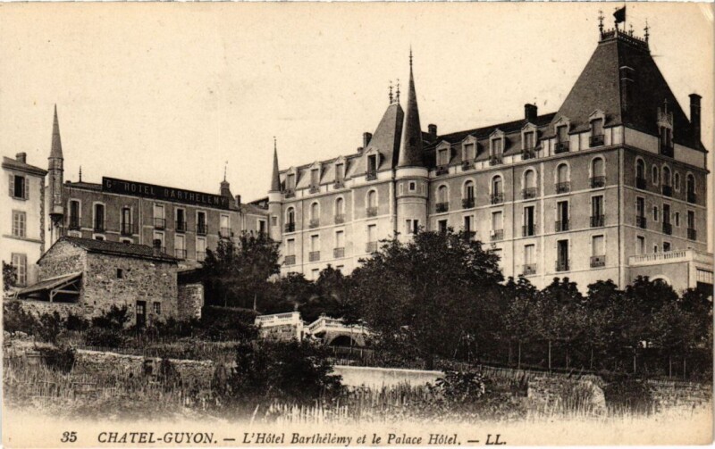 Carte postale ancienne Chatel-Guyon - Hotel Barthelemy et le Palace Hotel à Châtel-Guyon