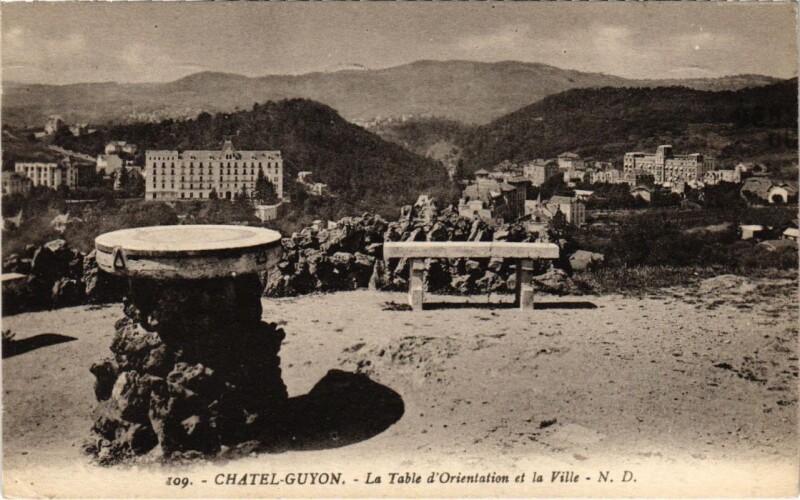 Carte postale ancienne Chatel-Guyon - La Table d'Orientation et la Ville à Châtel-Guyon