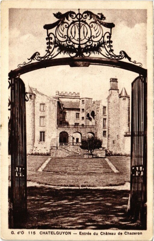Carte postale ancienne Chatel-Guyon - Entrée du Chateau de Chazeron à Châtel-Guyon