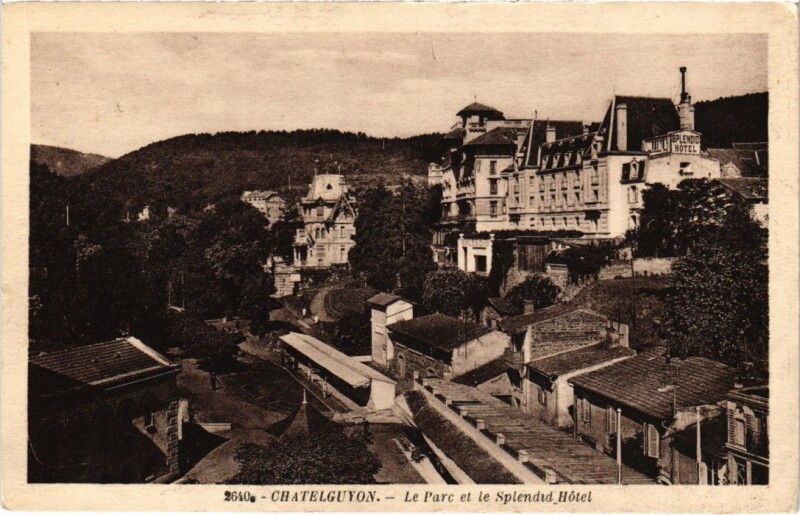 Carte postale ancienne Chatel-Guyon - Le Parc et le Splendid Hotel à Châtel-Guyon