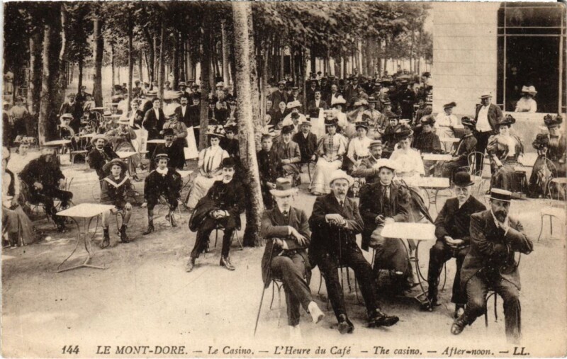 Carte postale ancienne Le Mont-Dore - Le Casino l'Heure du Café à Mont-Dore