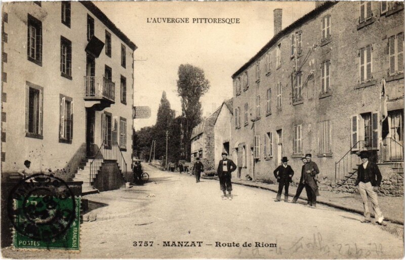 Carte postale ancienne Manzat - Route de Riom à Manzat