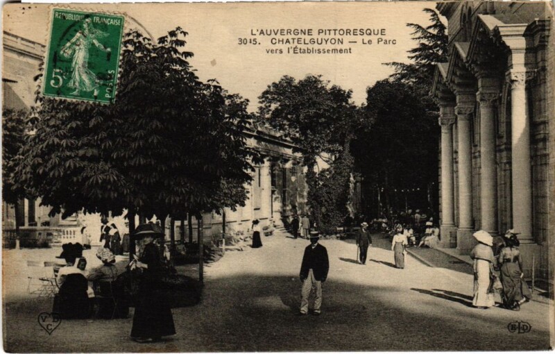 Carte postale ancienne Chatel-Guyon - Le Parc vers l'Etabl. à Châtel-Guyon