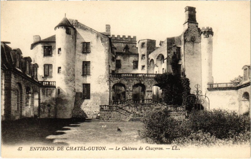 Carte postale ancienne Chatel-Guyon - Chateau de Chazeron à Châtel-Guyon