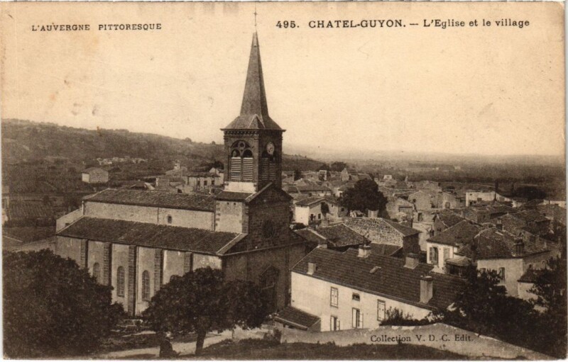 Carte postale ancienne Chatel-Guyon - l'Eglise et le village à Châtel-Guyon