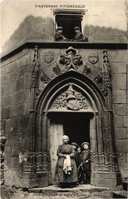 Carte postale ancienne Chateaugay - Porte d'Entrée du Chateau à Châteaugay