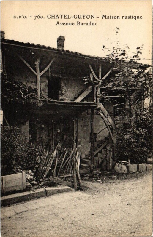 Carte postale ancienne Chatel-Guyon - Av. Baraduc Maison rustique à Châtel-Guyon