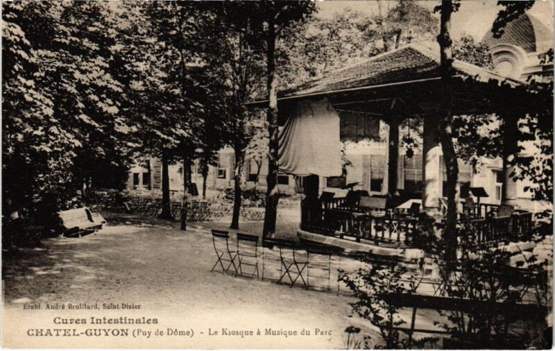 Carte postale ancienne Chatel-Guyon - Le Kiosque a Musique du Parc à Châtel-Guyon