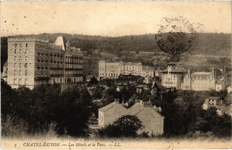 Carte postale ancienne Chatel-Guyon - Les Hotels et le Parc à Châtel-Guyon