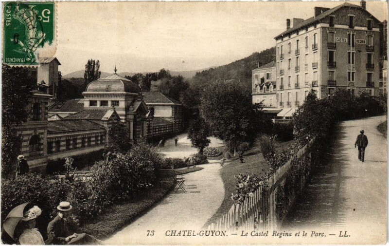 Carte postale ancienne Chatel-Guyon - Le Castel Regina et le Parc à Châtel-Guyon