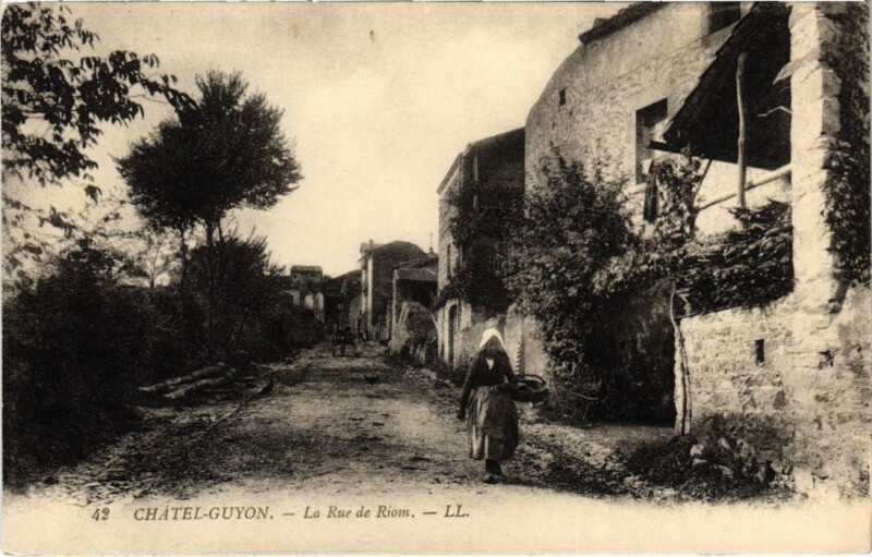 Carte postale ancienne Chatel-Guyon - Rue de Riom à Châtel-Guyon
