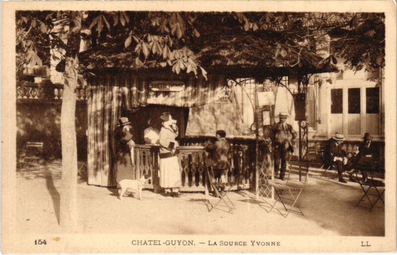 Carte postale ancienne Chatel-Guyon - Source Yvonne à Châtel-Guyon