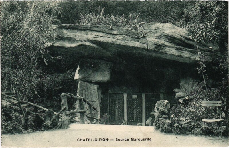 Carte postale ancienne Chatel-Guyon - Source Marguerite à Châtel-Guyon