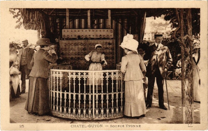 Carte postale ancienne Chatel-Guyon - Source Yvonne à Châtel-Guyon