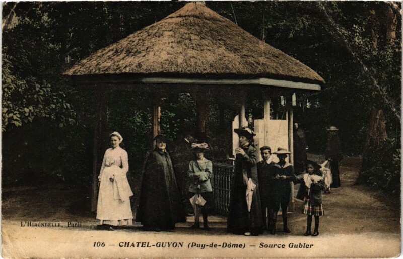 Carte postale ancienne Chatel-Guyon - Source Gubler à Châtel-Guyon