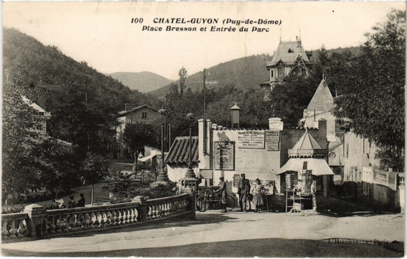 Carte postale ancienne Chatel-Guyon - Place Bresson et Entrée du Parc à Châtel-Guyon