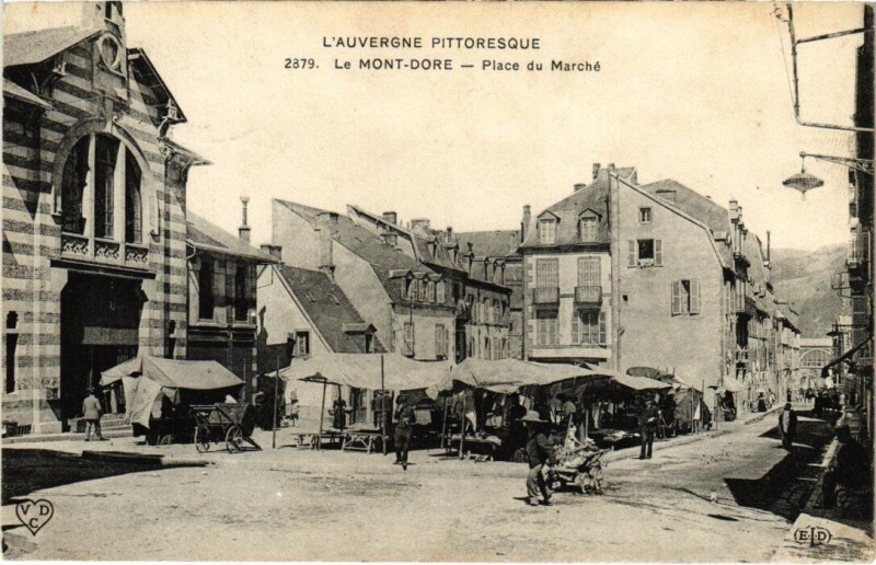Carte postale ancienne Le Mont-Dore - la Place du Marché à Mont-Dore