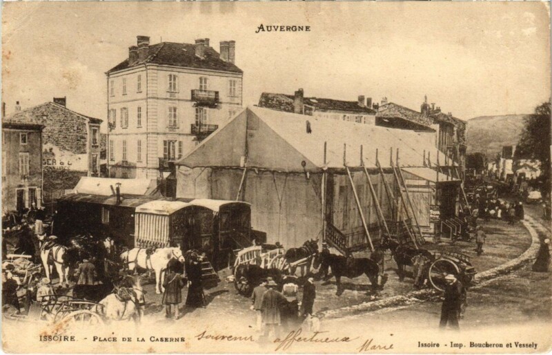Carte postale ancienne Issoire - Place de la Caserne à Issoire