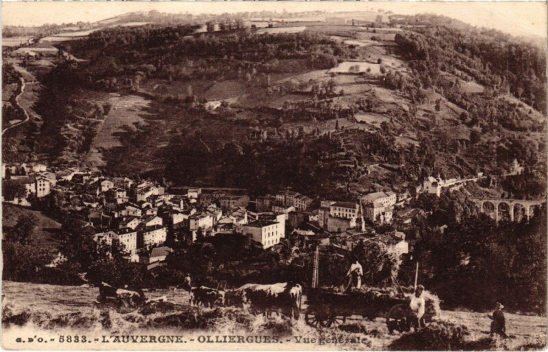Carte postale ancienne Olliergues - Vue générale à Olliergues