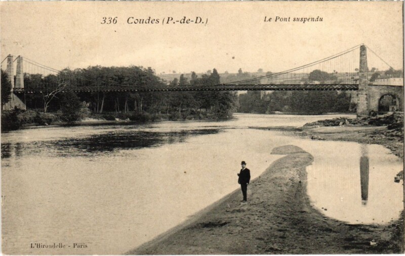 Carte postale ancienne Coudes - Le Pont suspenau à Coudes