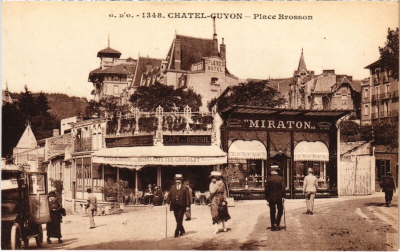 Carte postale ancienne Chatel-Guyon - Place Brosson à Châtel-Guyon