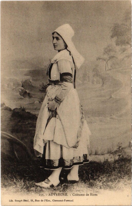 Carte postale ancienne Auvergne - Costume de Riom