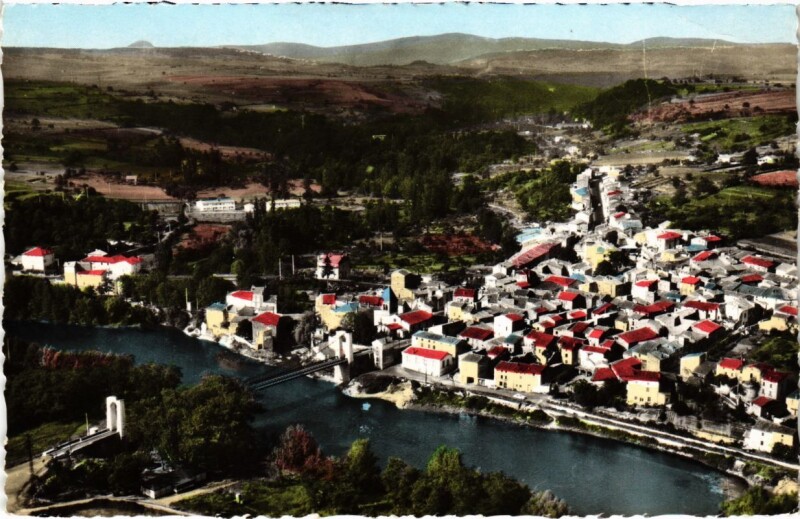 Carte postale ancienne Coudes - Vue générale aerienne et pont sur l'Allier à Coudes