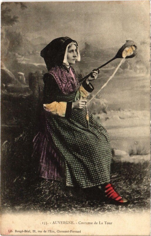 Carte postale ancienne Auvergne - Costume de la Tour