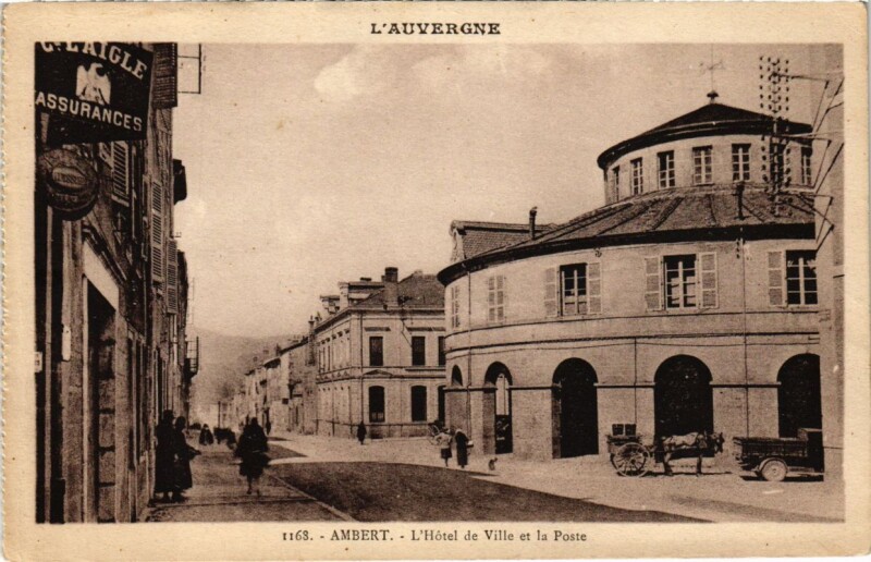 Carte postale ancienne Ambert - L'Hotel de Ville et la Poste à Ambert