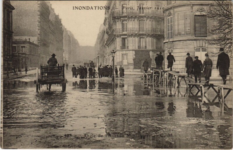 Carte postale ancienne Inondations 1910 Paris Avenue Montaigne
