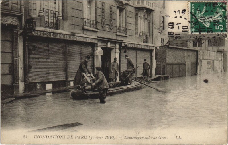 Carte postale ancienne Inondations de Paris (Janvier 1910). - Déménagement rue Gros à Paris 16e