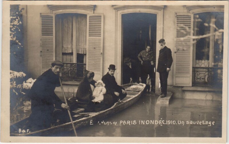 Carte postale ancienne Inondations 1910 Paris un sauvetage