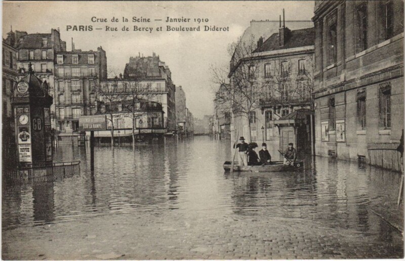 Carte postale ancienne Crue de la Seine - Janvier 1910 - Rue de Bercy et Boulevard Diderot à Paris 12e