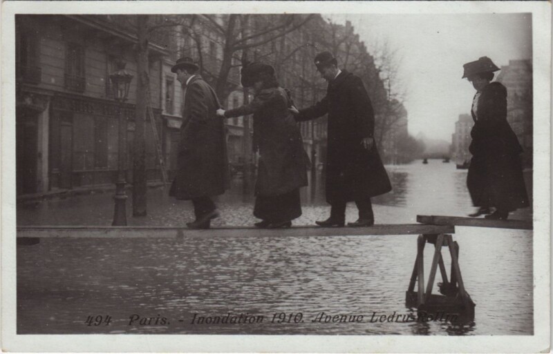 Carte postale ancienne Inondations 1910 Paris Avenue Ledru-Rollin