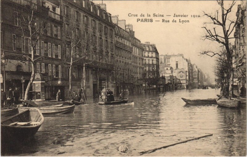 Carte postale ancienne Inondations 1910 Paris Rue de Lyon