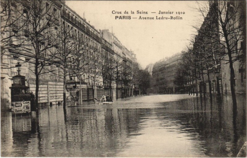 Carte postale ancienne Inondations 1910 Paris Avenue Ledru-Rollin