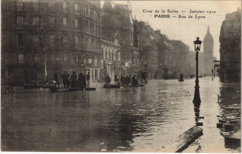 Carte postale ancienne Inondations 1910 Paris Rue de Lyon