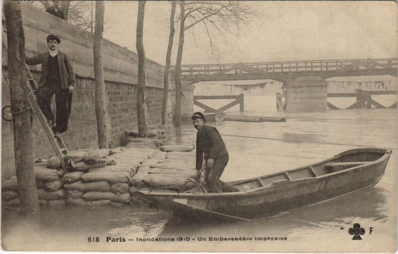 Carte postale ancienne Inondations 1910 Paris Embarcadere