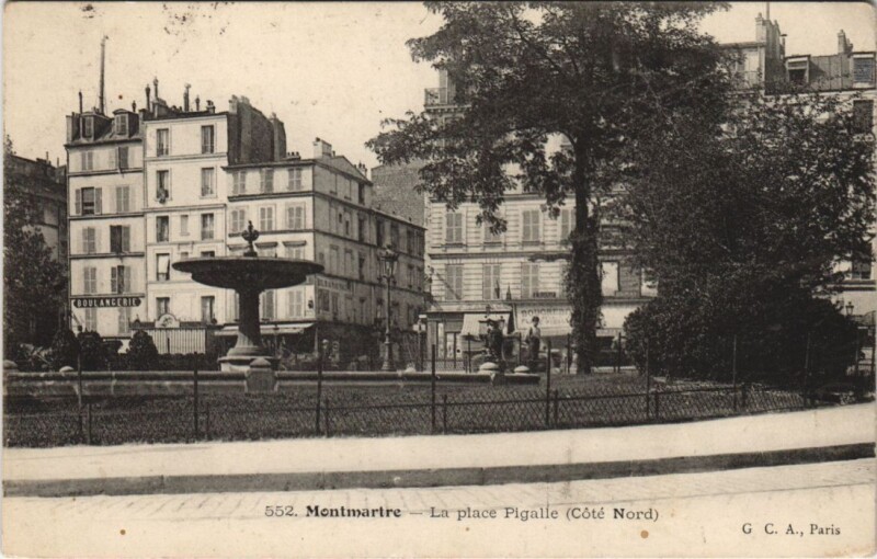 Carte postale ancienne Place Pigalle à Montmartre à Paris 9e